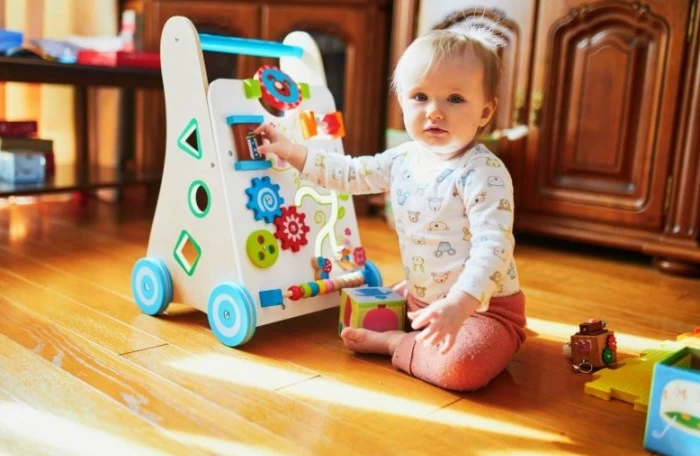 Prvi koraci uz guralicu za prohodavanje