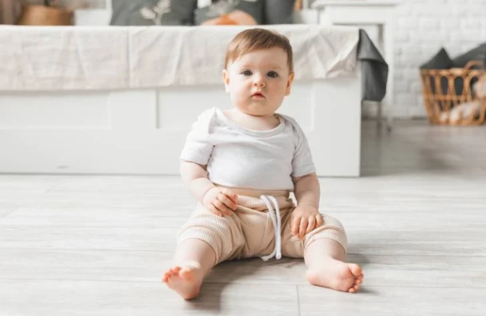 Kad beba može u polusedeći položaj i kako izgleda sedenje po mesecima?