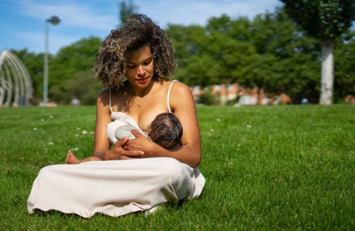 Koji je najbolji polozaj za hranjenje bebe i tokom dojenja i tokom čvrstih obroka?