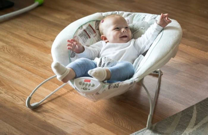 Od kada bebe smeju u njihalicu?