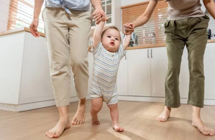 Sa koliko meseci beba sme da se oslanja na noge?