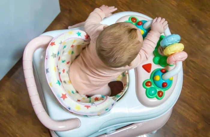 Sa koliko meseci beba sme u dubak i da li je on zdrav za razvoj dece?