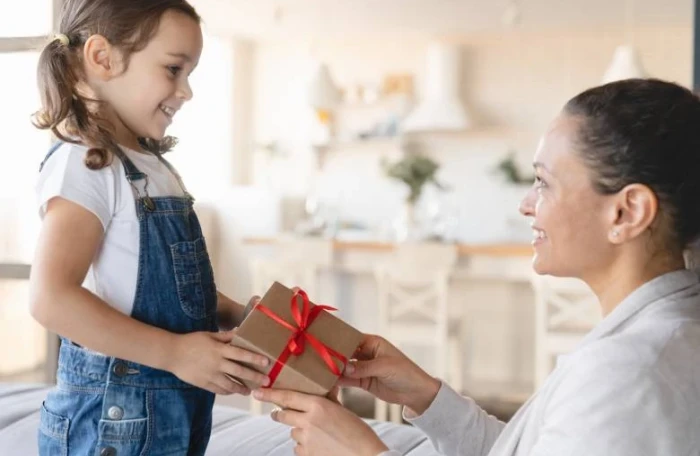 Šta pokloniti deci za materice?