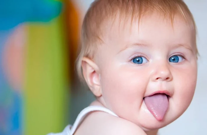 Zašto beba plazi jezik?