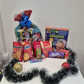 Novogodišnji slatki paketić za dečake od 1999 din 2025, 8-12g