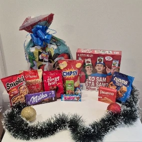 Novogodišnji slatki paketić za dečake od 2499 din 2025, 8-12g