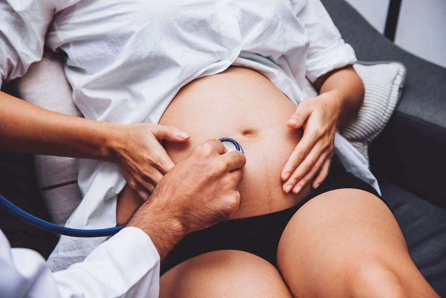 Trudna devojka na ultrazvucnom pregledu kod doktora u 27. nedelji trudnoce.