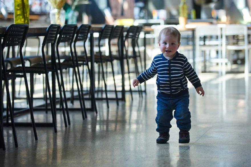 Beba sa razvijenim kukovima hoda