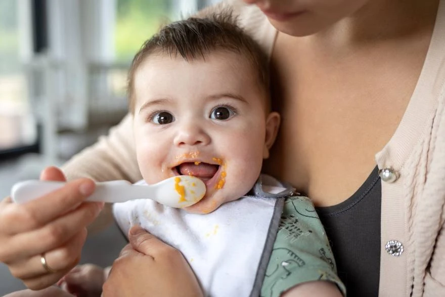 Beba plazi jezik tokom hranjenja