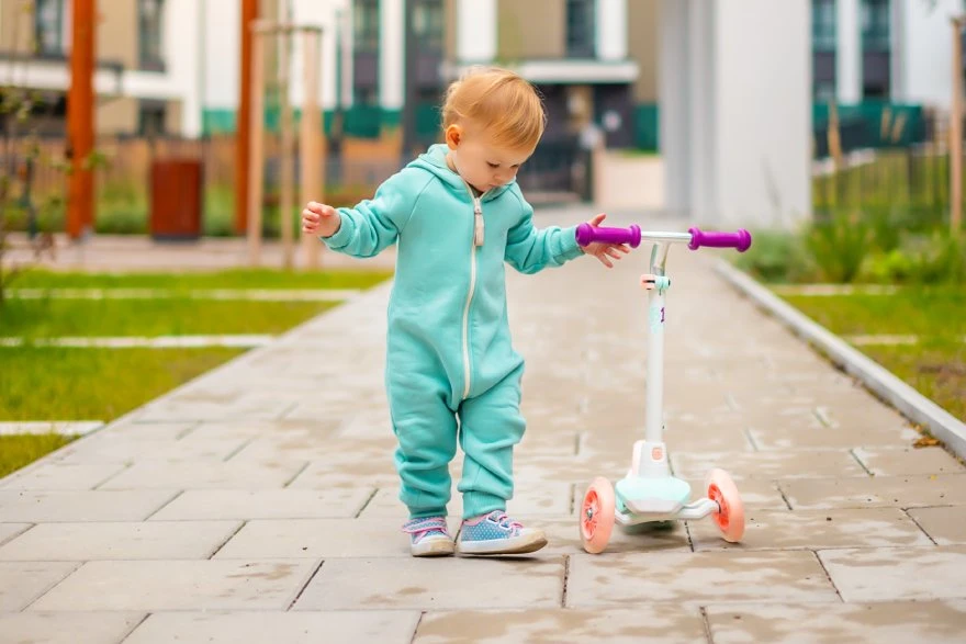 Malo dete pored trotineta napolju