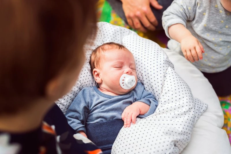 Beba spava sa cuclom u ustima