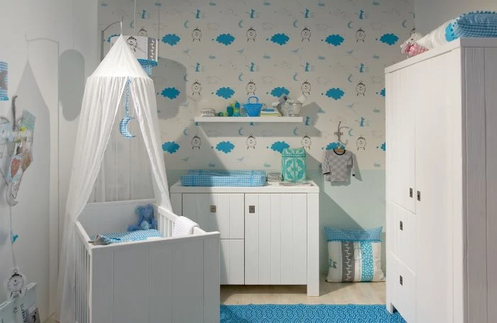 Soba za bebe u plavo belim tonovima.