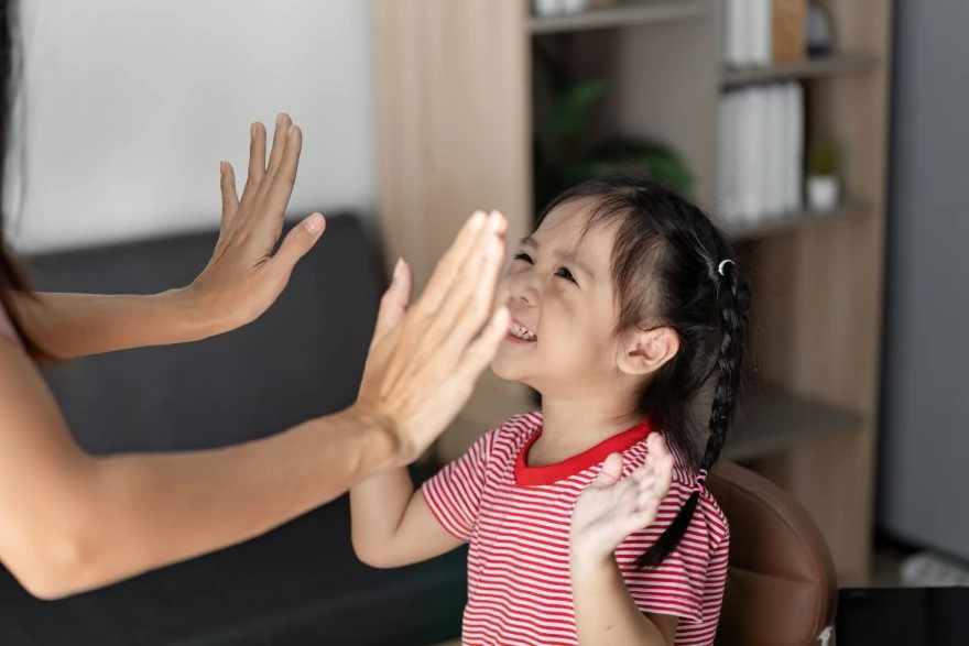 Roditelj baca pet detetu