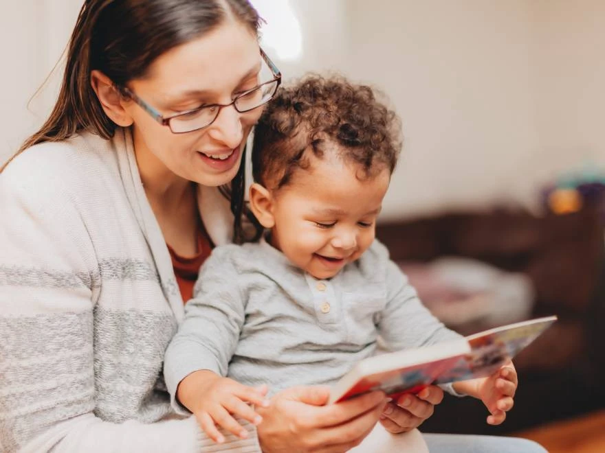 Majka čita bajku bebi 