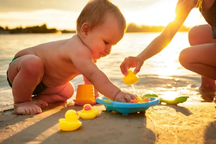 Beba se igra na plaži.