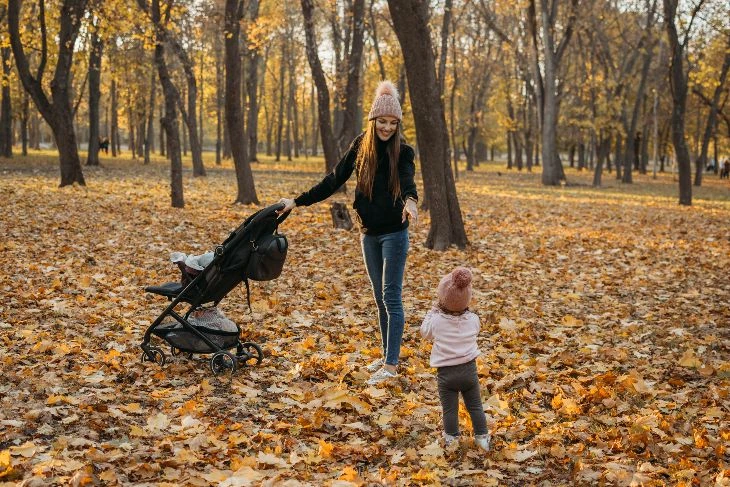 zena gura kolica u parku